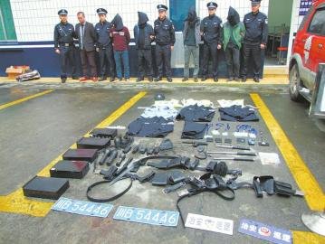 親友組團(tuán)扮警察武裝“執(zhí)法” 個子太矮被拆穿
