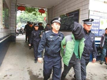 親友組團(tuán)扮警察武裝“執(zhí)法” 個子太矮被拆穿