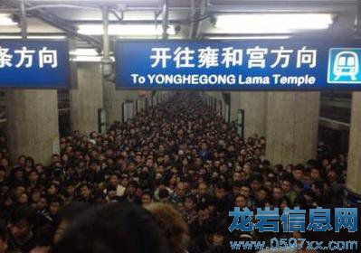 擠的不是地鐵,是寂寞。關(guān)于擠地鐵的日常。