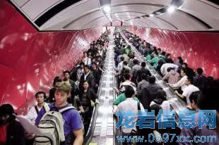 擠的不是地鐵,是寂寞。關(guān)于擠地鐵的日常。