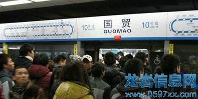 擠的不是地鐵,是寂寞。關(guān)于擠地鐵的日常。